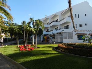 A garden outside Apartment Cristian Sur