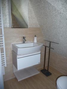 A bathroom at Finnhütte Amelie