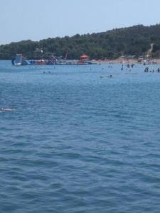 une grande étendue d'eau avec des gens sur une plage dans l'établissement Bili, à Marina