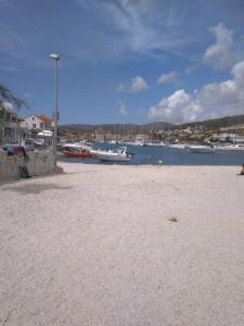 une plage avec des bateaux dans l'eau et un port dans l'établissement Bili, à Marina