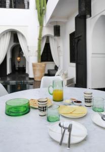 - une table avec des assiettes de nourriture et de boissons dans l'établissement Riad Dar Bahi, à Marrakech