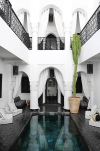dans le hall de l'hôtel, vous trouverez une piscine et une usine de pot. dans l'établissement Riad Dar Bahi, à Marrakech