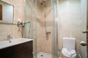 uma casa de banho com um chuveiro, um WC e um lavatório. em Flores Terrace Apartment em Lisboa