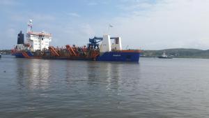 un gran barco está sentado en el agua en HOTEL OLIDEN, en Coatzacoalcos