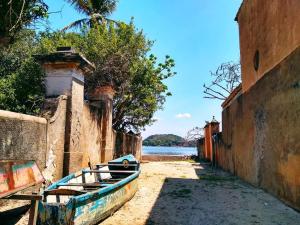 an old boat sitting on the side of a street at Casa da Coruja in Rio de Janeiro