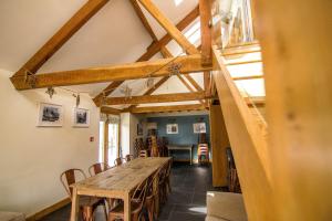 een eetkamer met een houten tafel en stoelen bij Penybanc Farm in Llandysul