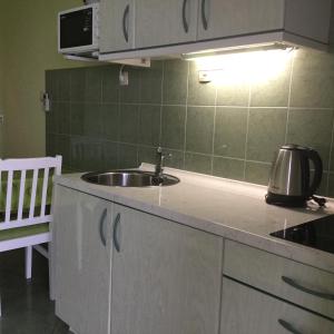 cocina con fregadero y microondas en Apartments Žgogo, en Trogir