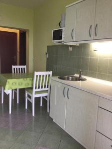 Kuchyňa alebo kuchynka v ubytovaní Apartments Žgogo