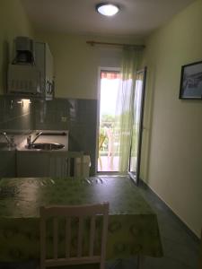 Kuchyňa alebo kuchynka v ubytovaní Apartments Žgogo