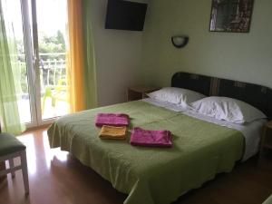 Posteľ alebo postele v izbe v ubytovaní Apartments Žgogo