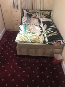 łóżko w małym pokoju z prześcieradłem w obiekcie Entire B&B w mieście Burnley