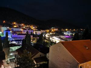 Nespecifikovaný výhled na hory nebo výhled na hory při pohledu z apartmánu