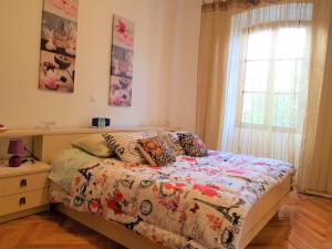 Schlafzimmer mit einem Bett und einem Fenster in der Unterkunft Noemi City Apartments in Pula
