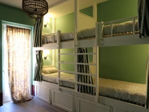 Двухъярусная кровать или двухъярусные кровати в номере Grand Hostel Coconut
