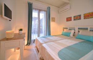 sypialnia z łóżkiem, biurkiem i oknem w obiekcie Villa Kimothoe by Thalassa Residence Mykonos w mieście Elia +12 zdjęć