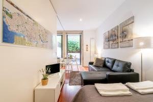 ein Wohnzimmer mit einem Sofa und einer Karte an der Wand in der Unterkunft Merc Porto Clérigo's Place in Porto