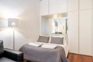 ein Schlafzimmer mit einem Bett mit zwei Handtüchern darauf in der Unterkunft Merc Porto Clérigo's Place in Porto