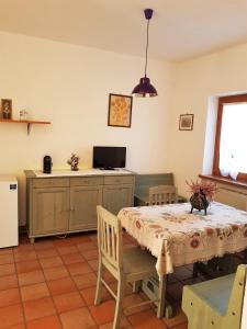 een eetkamer met een tafel en een keuken bij ArtediMarco in Terlago