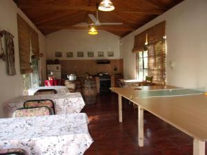 un salon avec une table et quelques chaises dans l'établissement Hosteria y Cabañas Los Mimbres, à San Esteban