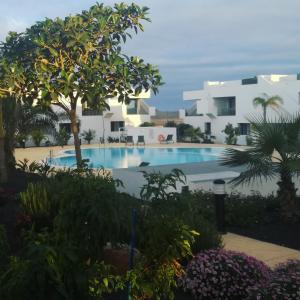 a view of a swimming pool at a resort at Casilla de Costa, La Oliva in Villaverde