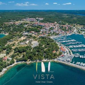 eine Luftansicht des Hafenwasserzentrums in der Unterkunft Hotel Vista in Vrsar