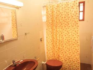 een badkamer met een wastafel, een toilet en een douche bij Casa Praia Arpoador in Peruíbe +9 foto's