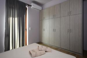 um quarto com uma cama com duas toalhas em Simantiris Apartment em Asímion