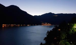 內索的住宿－杜爾梅茲旅館，享有湖泊和山脉的夜间美景