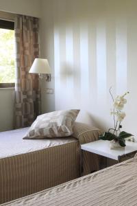 A bed or beds in a room at Hotel Escuela Madrid