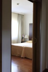 A bed or beds in a room at Hotel Escuela Madrid