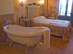 Postel nebo postele na pokoji v ubytování Hotel Rural y SPA Kinedomus Bienestar
