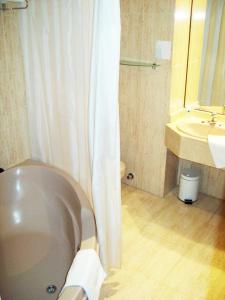 A bathroom at Hotel Escuela Madrid