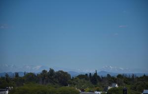 - une vue sur les montagnes depuis le sommet de la colline dans l'établissement Malvinas Departamentos, à San Rafael
