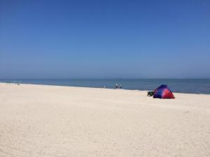 ein Zelt am Strand mit dem Meer im Hintergrund in der Unterkunft Memmert in Horumersiel
