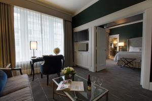 Postel nebo postele na pokoji v ubytování Sentinel Hotel