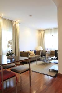 A seating area at Hotel Escuela Madrid