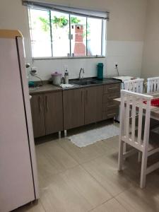 Kuchyň nebo kuchyňský kout v ubytování Casa de aluguel