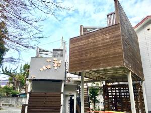 a building with a balcony on top of it at Beach Side Inn Shirahama in Shimoda