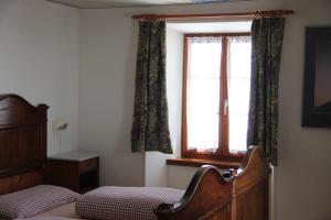een slaapkamer met een bed en een raam bij Albergo San Gottardo in Airolo