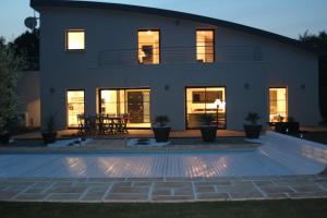 una casa con un patio delante de ella en Contemporary Villa of Kerseal, en Gouesnach