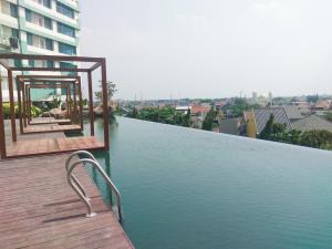 Бассейн в Modern Elegant Studio Grand Kamala Lagoon Apartment By Travelio или поблизости
