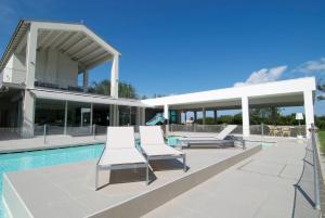 The swimming pool at or close to Il Portico