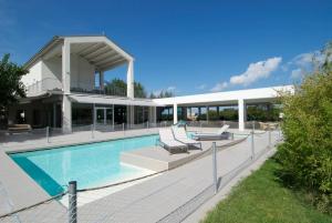 The swimming pool at or close to Il Portico