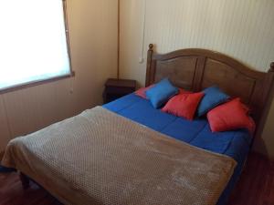 Tempat tidur dalam kamar di Cabaña Centro Pitrufquen