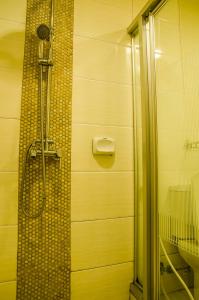 baño con ducha y puerta de cristal en Dreamwave Hotel Santiago en Santiago