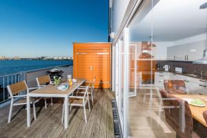 a kitchen and a dining room on a yacht at Newport in Olpenitz