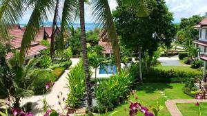 Una vista aérea de un resort con palmeras. en Periwinkle Villa, en Ko Chang