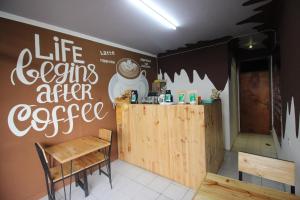 Dong Paloh Hostel的咖啡和沏茶工具
