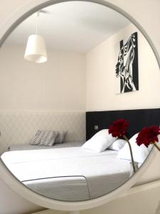 タリファにあるHospedería Almundoのベッドルーム(ベッド1台、鏡付)