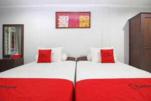 מיטה או מיטות בחדר ב-RedDoorz near Terminal Condong Catur